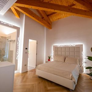 La Divina - Free Parking -